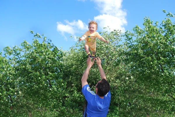 Vater wirft Sohn — Stockfoto