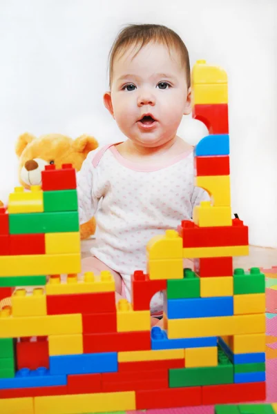 Little girl building a house — Stock Photo, Image