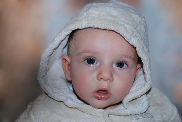 Pequeno menino maravilhas — Fotografia de Stock