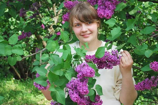 Fille dans les lilas buissons — Photo