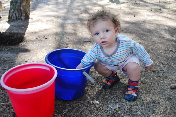 A boy washes his hands — Stock Photo, Image