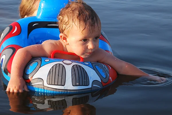 Een kleine jongen zwemmen — Stockfoto