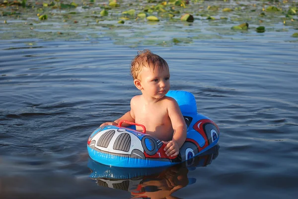 En liten pojke som simning — Stockfoto