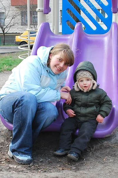 Mamá e hijo en el patio de recreo — Foto de Stock