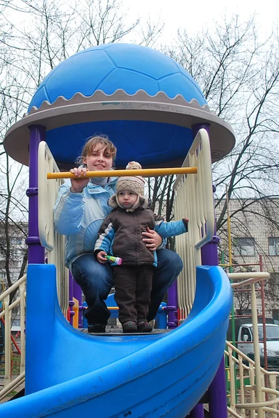 Mãe e filho no parque infantil — Fotografia de Stock