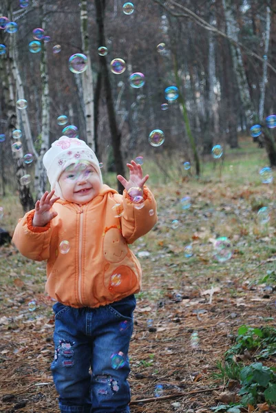 Fille et bulles de savon — Photo