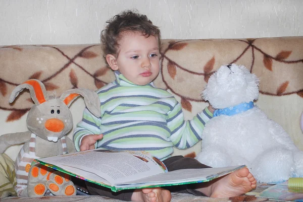 Bebê com brinquedos e livro — Fotografia de Stock