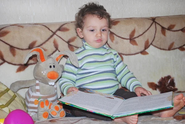 Bambino con giocattoli e libro — Foto Stock