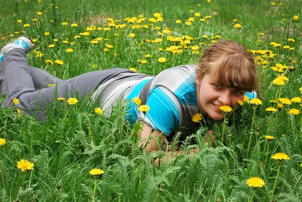 Het meisje in de paardebloemen — Stockfoto