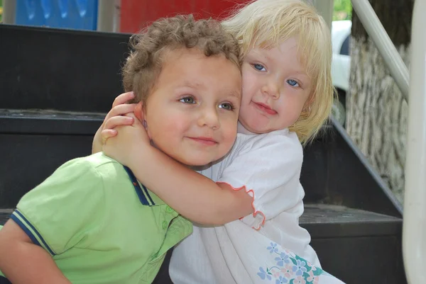 Девушка крепко обнимает мальчика . — стоковое фото