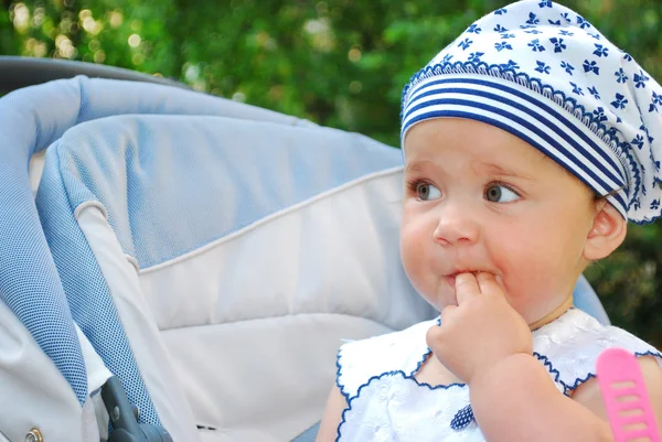 Oh, what a delicious little fingers! A little sweet girl stuck t — Stock Photo, Image