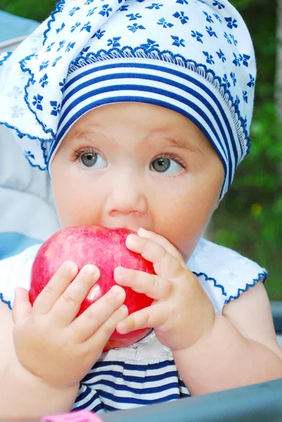 Menina está comendo maçãs . — Fotografia de Stock