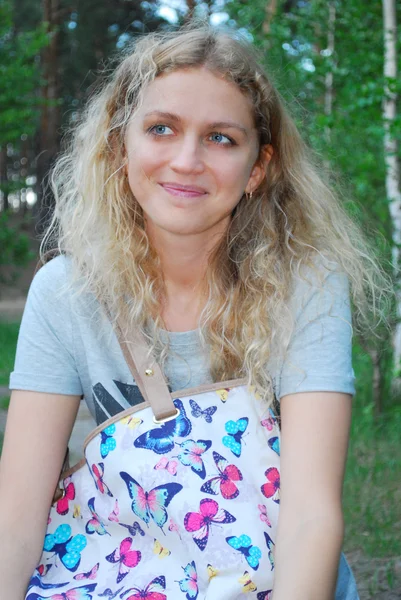 Menina doce bonita de pé na floresta de bétula . — Fotografia de Stock