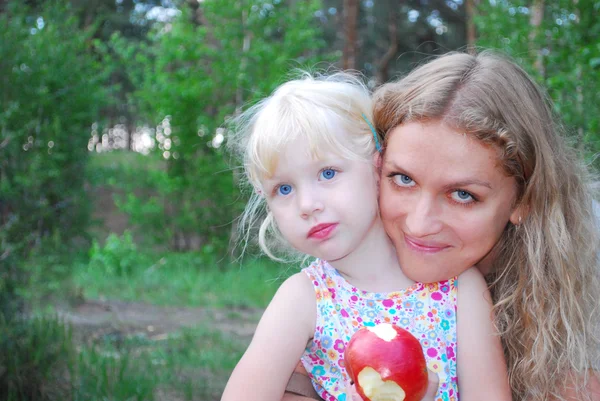 Im Wald umarmen sich Mutter und Tochter. — Stockfoto