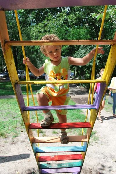 A little boy climbs the mountain stairs — Stock Photo, Image