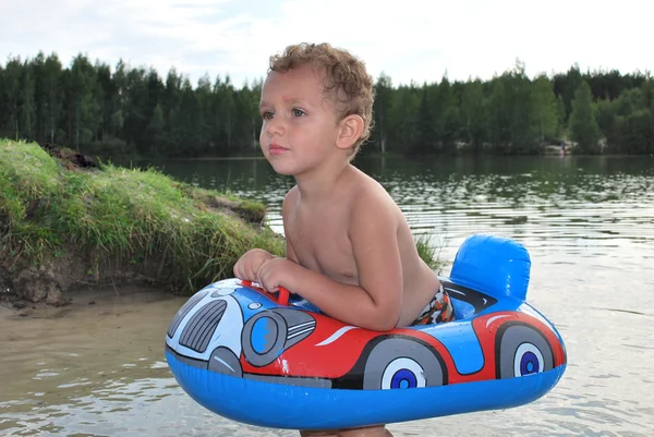 Un niño nadando — Foto de Stock