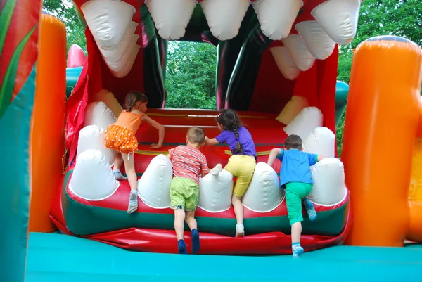 Dans le parc d'attractions, glissière gonflable pour des escalades d'enfants . — Photo