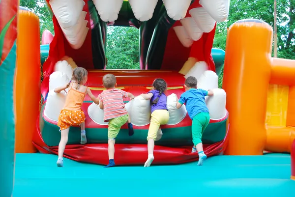 В парку розваг, надувний слайд для дітей . Стокове Фото