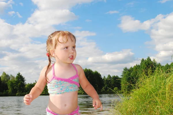 A little girl swims in the river. — Stock Photo, Image