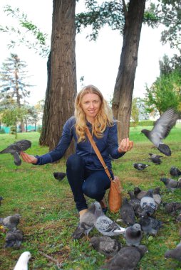 park, güvercin besleme kız