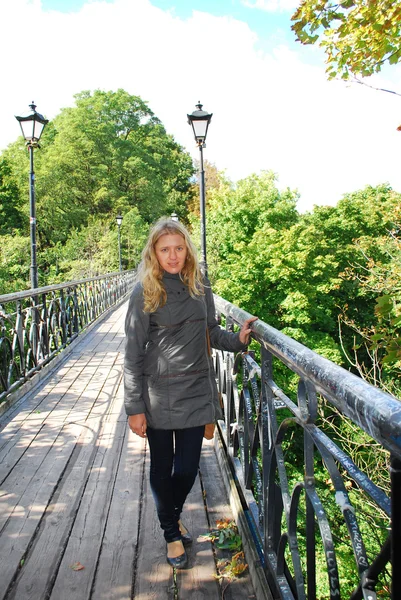 Girl standing on the bridge — Stock Photo, Image