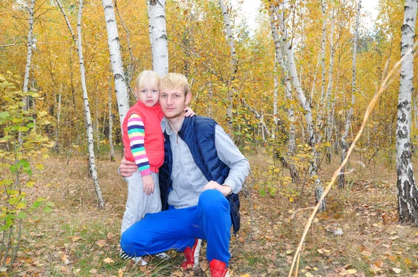 Björk skog pappa blond blond dotter kramas — Stockfoto