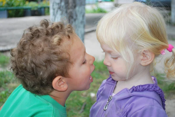 Dus kus me! het kleine meisje wil kussen een jongen. — Stockfoto