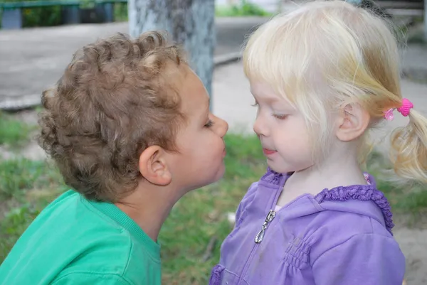 So kiss me! The little girl wants to kiss a boy. — Stock Photo, Image