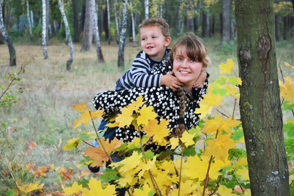 Mother and son playing in the autumn forest, — Stock Photo, Image