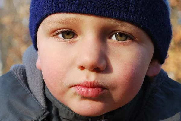 Stilig pojke i höst skog. — Stockfoto