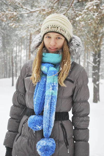 Winter, schneebedeckter Wald, steht das schöne Mädchen . — Stockfoto
