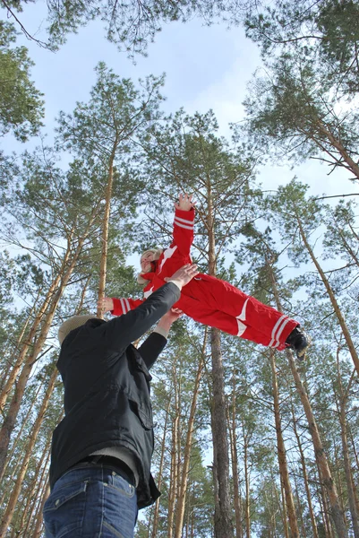 Vinter i skogen far bortskämda sonen kastar upp — Stockfoto