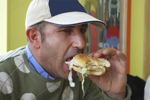 Man eats a sandwich — Stock Photo, Image