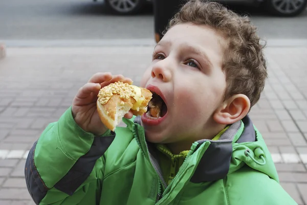 Boy eats a sandwich — Stock Photo, Image