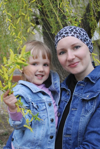 Moeder met haar dochter permanent in de buurt van willow — Stockfoto