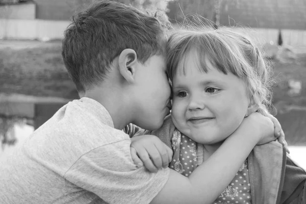 Jongen en meisje kussen. — Stockfoto