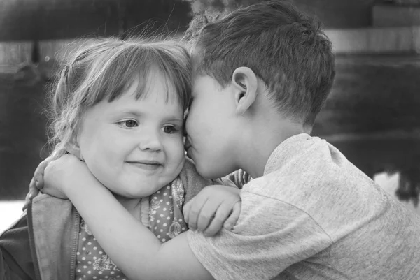 Мальчик и девочка целуются . — стоковое фото
