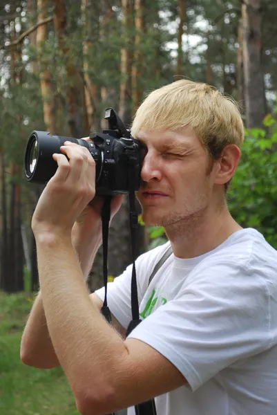 Paparazzi. Hombre sin afeitar con una cámara —  Fotos de Stock