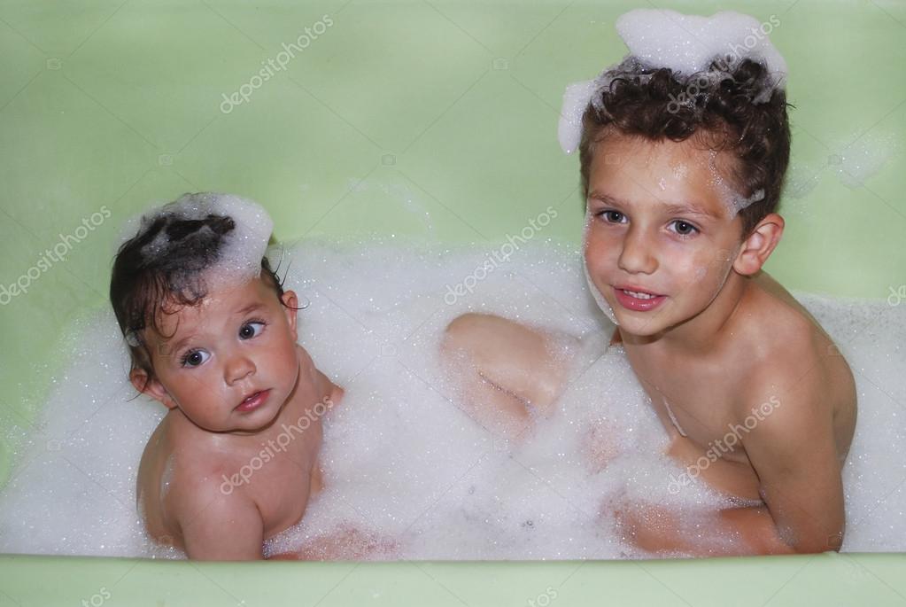 Братья в душе 18. Сестричка в ванной. Сестра купается. Братья в ванной. Старшая сестра купается.