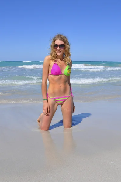 Beautiful girl stands near the sea. — Stock Photo, Image