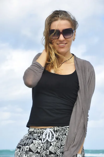 Beautiful girl stands near the sea. — Stock Photo, Image