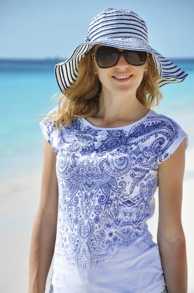 Beautiful girl stands near the sea. — Stock Photo, Image