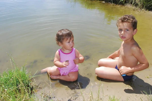 Garçon et fille nager dans le lac . — Photo