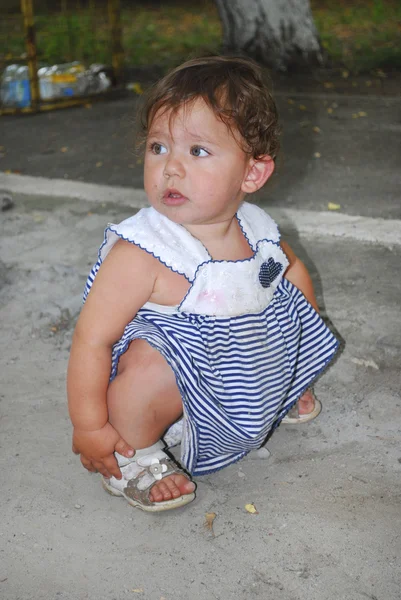 Маленькая грязная девочка — стоковое фото
