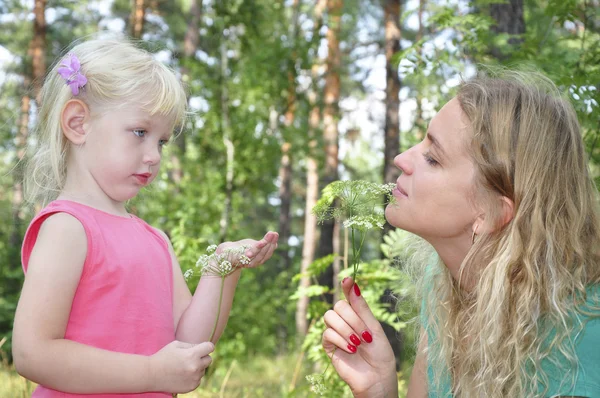 Mamá con su hija en el bosque de verano . — Foto de Stock