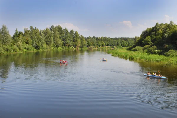 Paesaggio. Barca con persone che galleggiano nel fiume . — Foto Stock