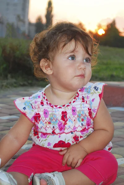 Por la noche, una niña jugando en el patio de recreo — Foto de Stock