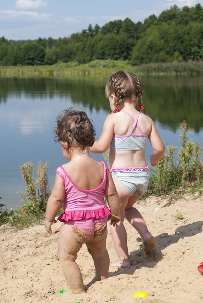 Young children playing on the beach near the lake. — Stock Photo, Image