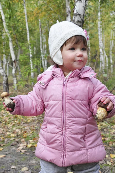 Fille dans une forêt de bouleaux tenant un champignon . — Photo