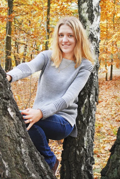 Menina na floresta de outono. — Fotografia de Stock